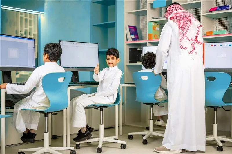 تواصل معنا